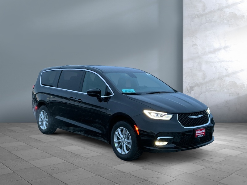 2026 Chrysler Pacifica — front three-quarter view