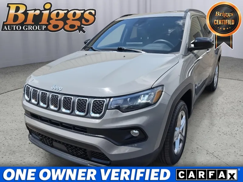 2024 Jeep Compass Latitude in Sting-Gray Clearcoat — front three-quarter view