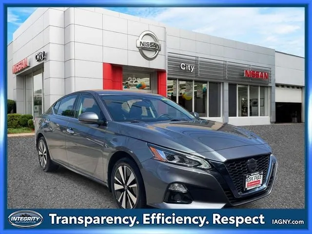 2020 Nissan Altima 2.5 SV in Gun Metallic — front three-quarter view