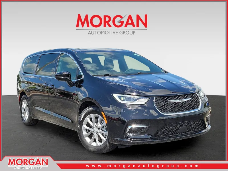 2026 Chrysler Pacifica Limited in Diamond Black Crystal Pearlcoat — front three-quarter view