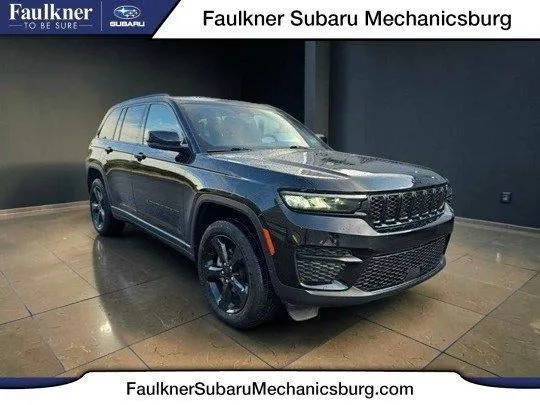 2023 Jeep Grand Cherokee Altitude 4x4 in Diamond Black Crystal Pearlcoat — front three-quarter view