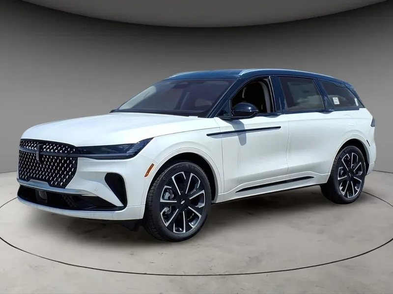 2026 Lincoln Nautilus Reserve in White Platinum Clearcoat Metallic — front three-quarter view