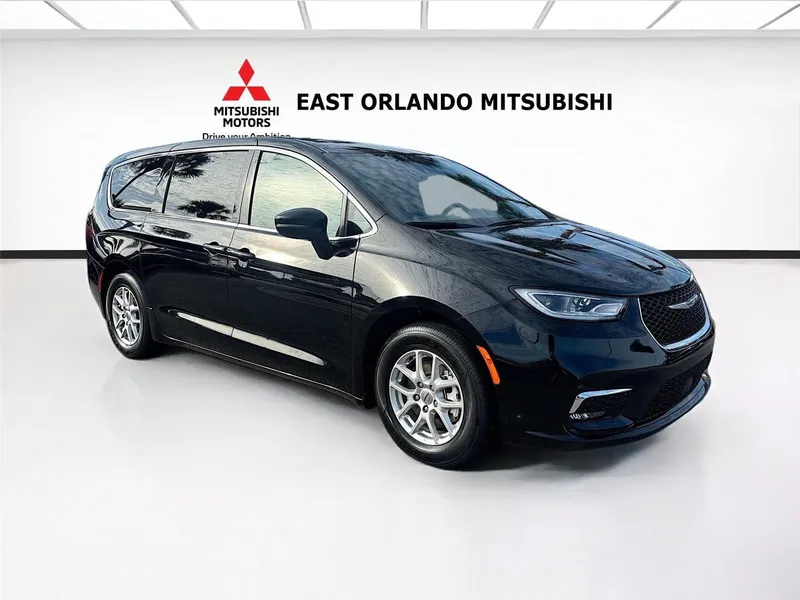 2025 Chrysler Pacifica Select in Diamond Black Crystal Pearlcoat — front three-quarter view