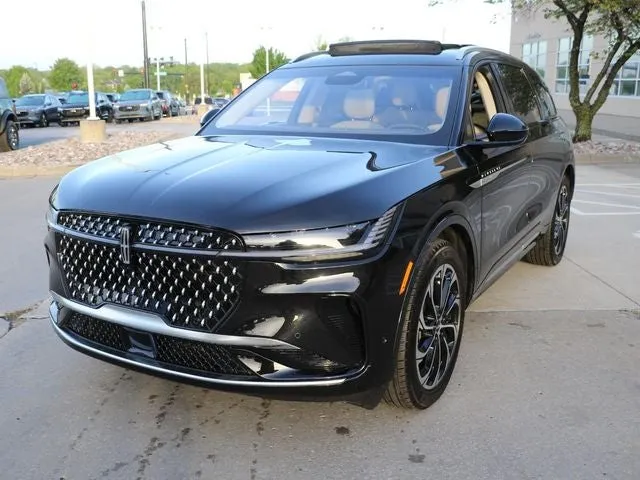 2024 Lincoln Nautilus Reserve in Infinite Black Metallic Clearcoat — front three-quarter view