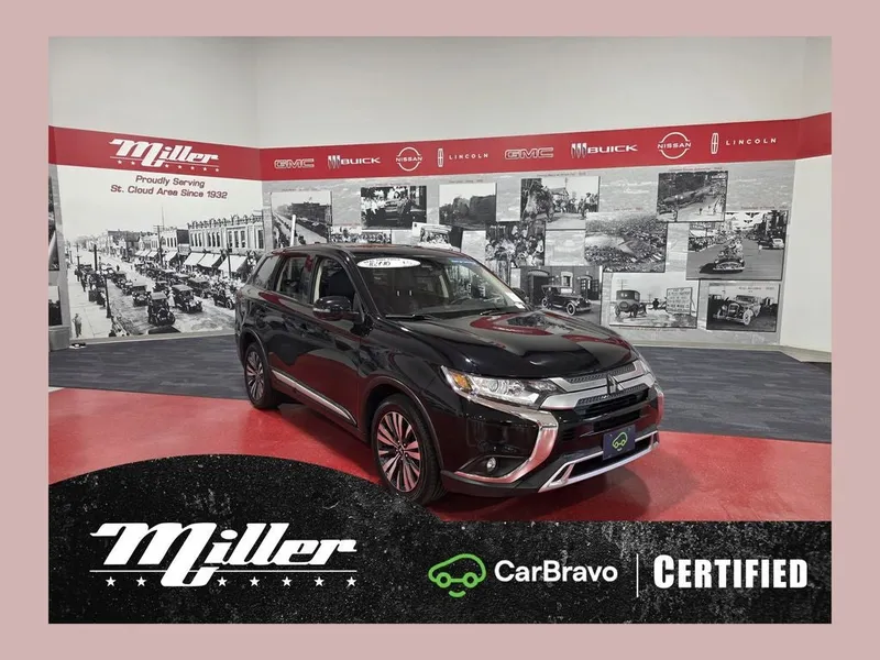2020 Mitsubishi Outlander ES CarBravo Certified in Black — front three-quarter view