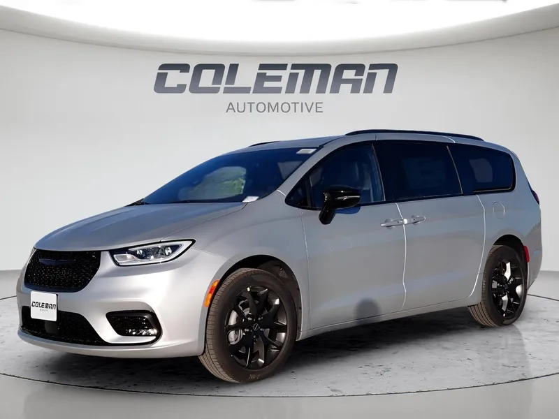 2026 Chrysler Pacifica Limited in Silver Mist Clear-Coat Exterior Paint — front three-quarter view