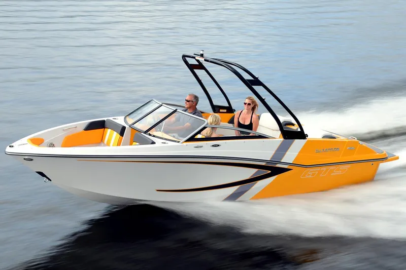 2015 Glastron GTS 207 in WHITE / BLACK — front three-quarter view