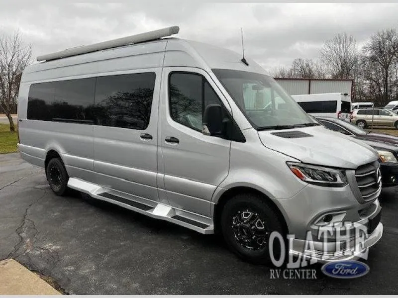 2025 Prime-Time SV Avenger RV — front three-quarter view