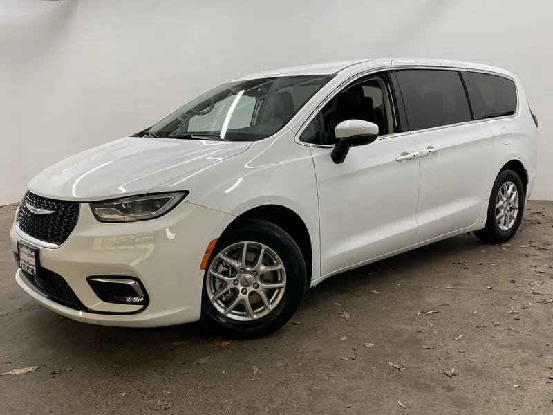 2023 Chrysler Pacifica Touring L in Whi/White — front three-quarter view