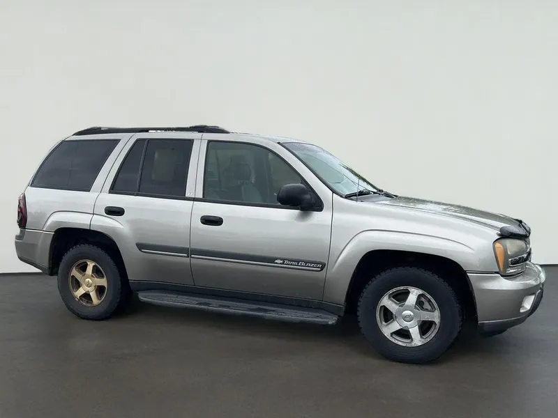 2002 Chevrolet TrailBlazer LT in Light Pewter Metallic — front three-quarter view