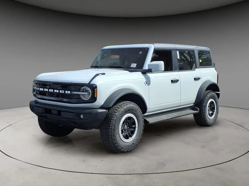 2026 Ford Bronco Outer Banks in Avalanche — front three-quarter view