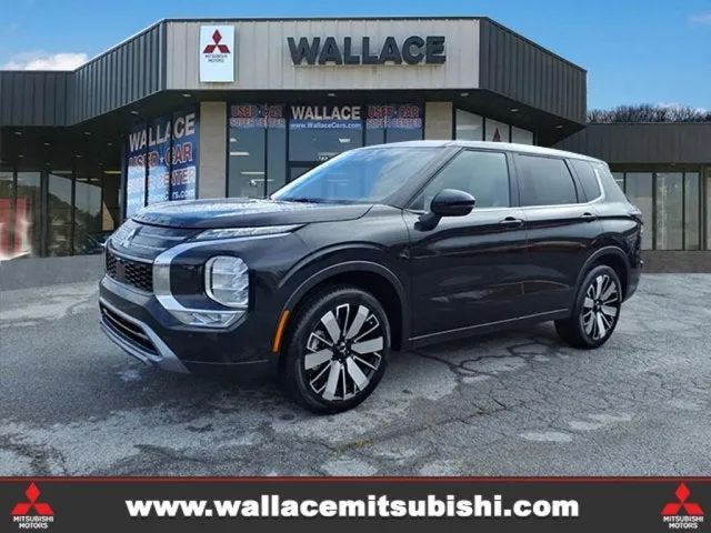 2025 Mitsubishi Outlander SE in Black Diamond X47 — front three-quarter view