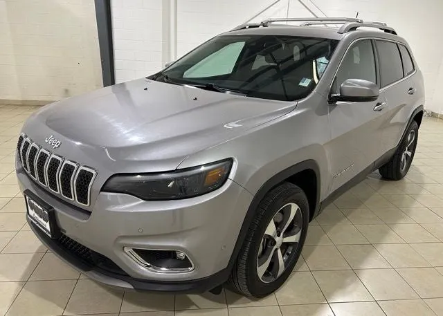 2019 Jeep Cherokee Limited in Billet Silver Metallic Clearcoat — front three-quarter view