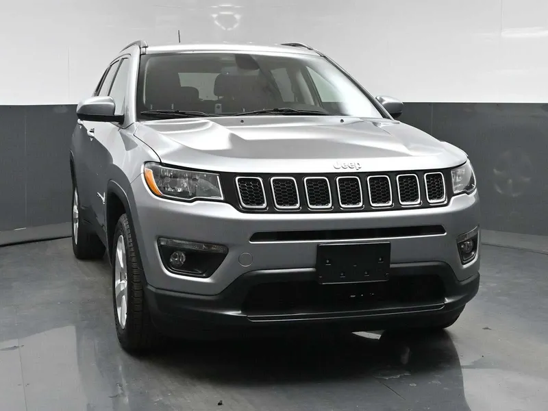 2019 Jeep Compass Latitude 4x4 in Silver — front three-quarter view