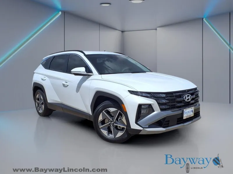 2025 Hyundai Tucson SEL Convenience in White Pearl — front three-quarter view