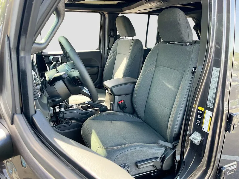 2025 Jeep Wrangler — photo 20 view