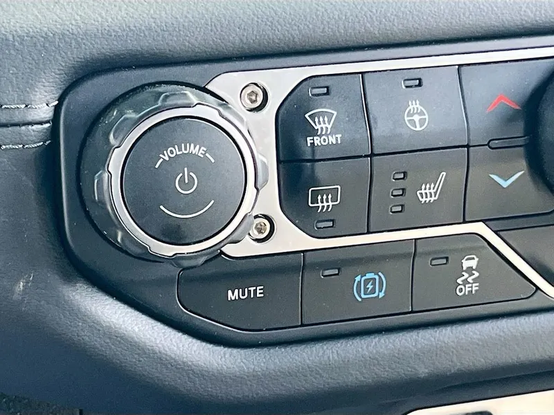 2025 Jeep Wrangler — photo 19 view