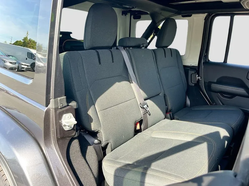 2025 Jeep Wrangler — photo 25 view
