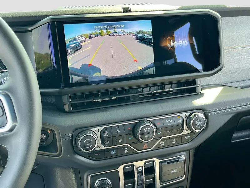 2025 Jeep Wrangler — photo 13 view