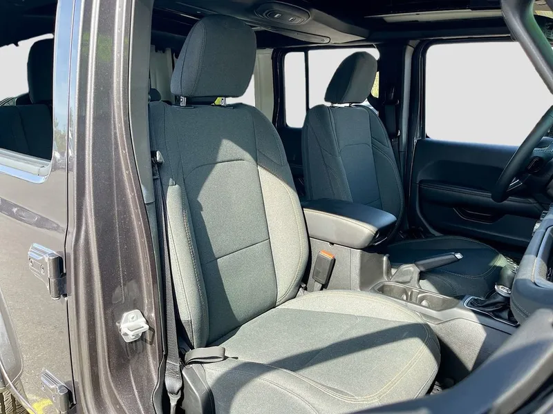 2025 Jeep Wrangler — photo 26 view