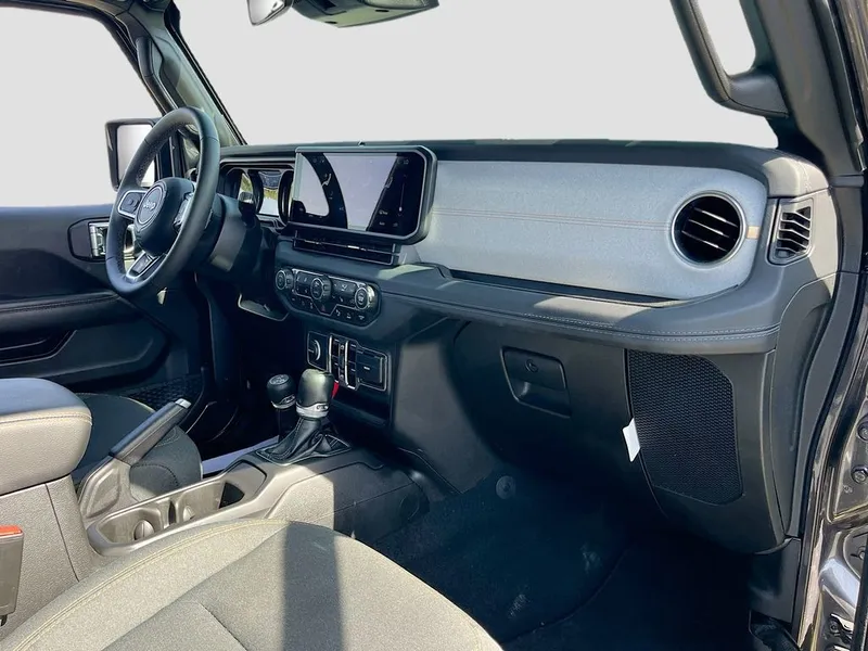2025 Jeep Wrangler — photo 27 view