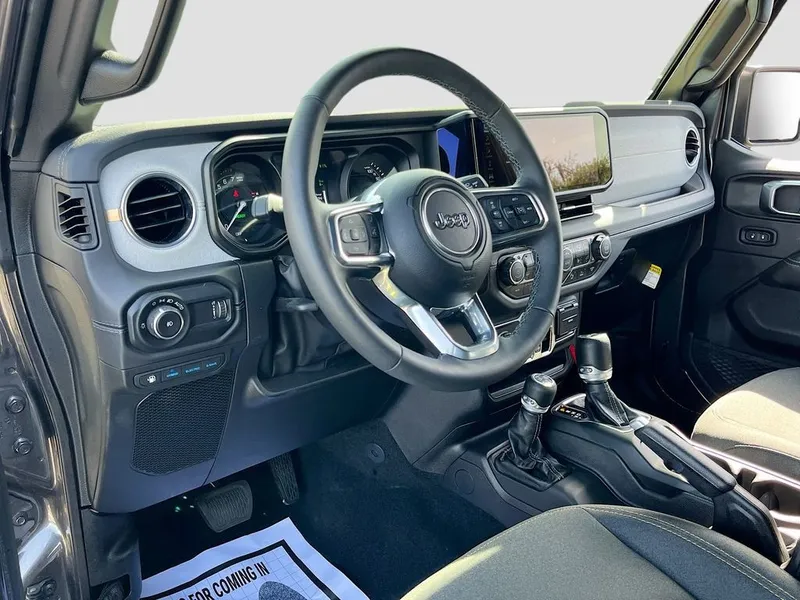 2025 Jeep Wrangler — photo 9 view