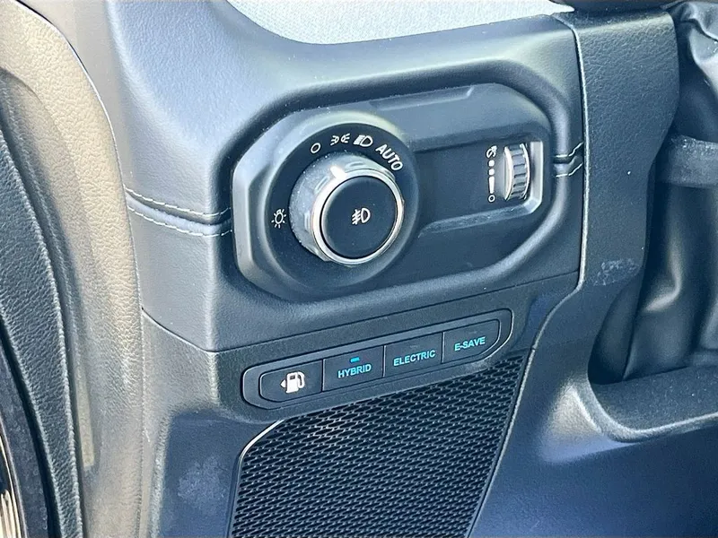 2025 Jeep Wrangler — photo 10 view