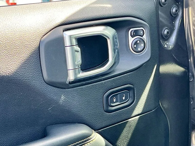 2025 Jeep Wrangler — photo 17 view