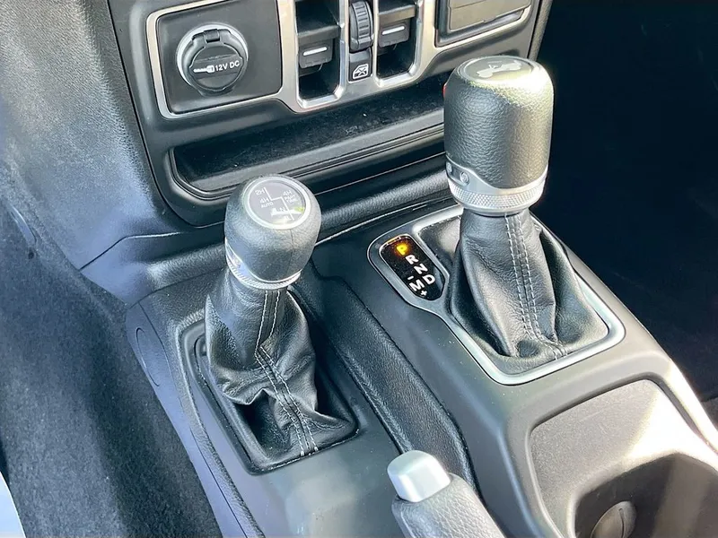2025 Jeep Wrangler — photo 16 view