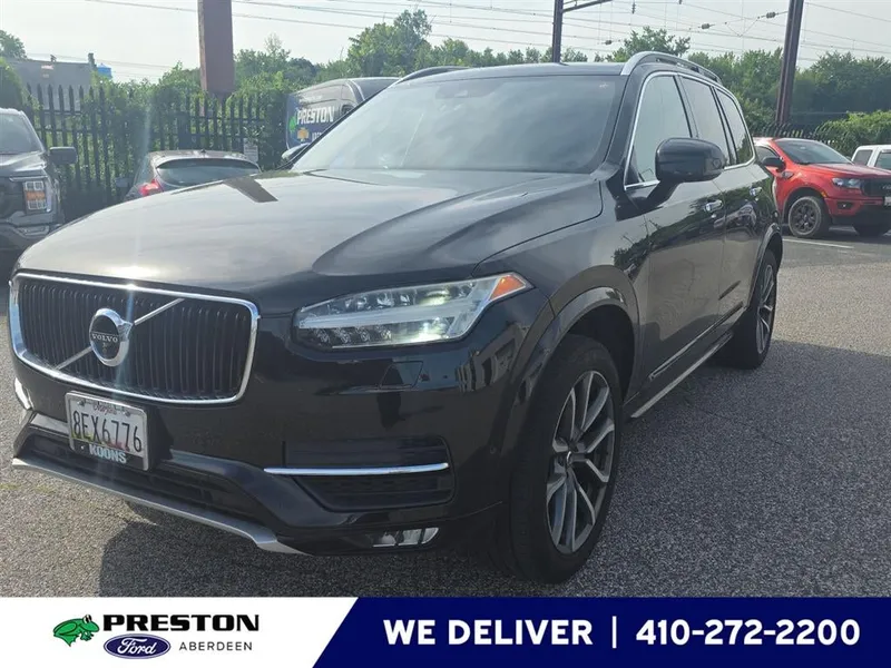 2017 Volvo XC90 Momentum in Onyx Black Metallic — front three-quarter view
