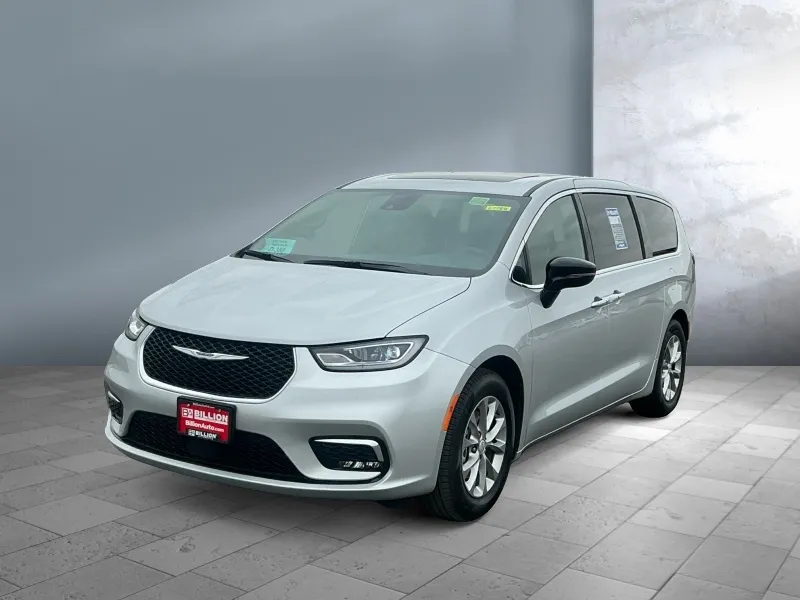 2026 Chrysler Pacifica — front three-quarter view