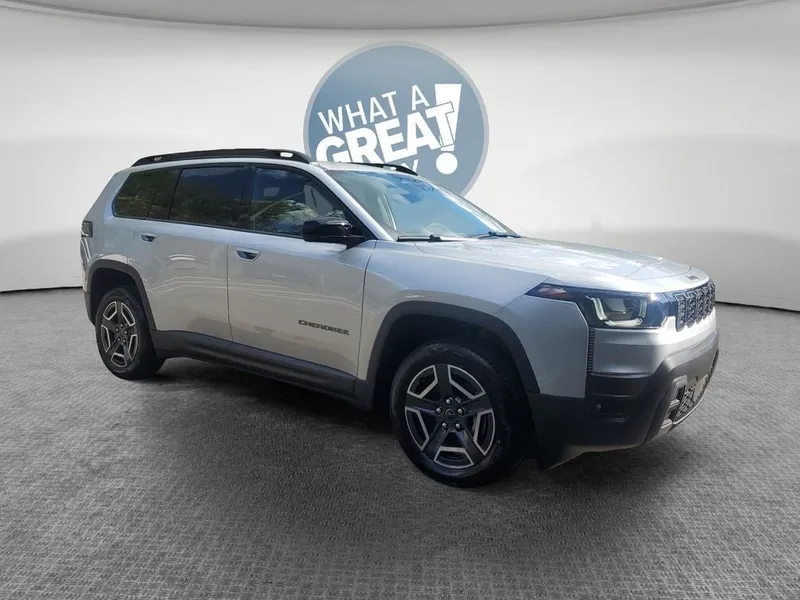 2026 Jeep Cherokee CHEROKEE LIMITED 4X4 in Silver Zynith Clear-Coat Exterior Paint — front three-quarter view