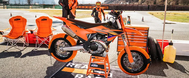 2026 KTM 450 SMR — front three-quarter view