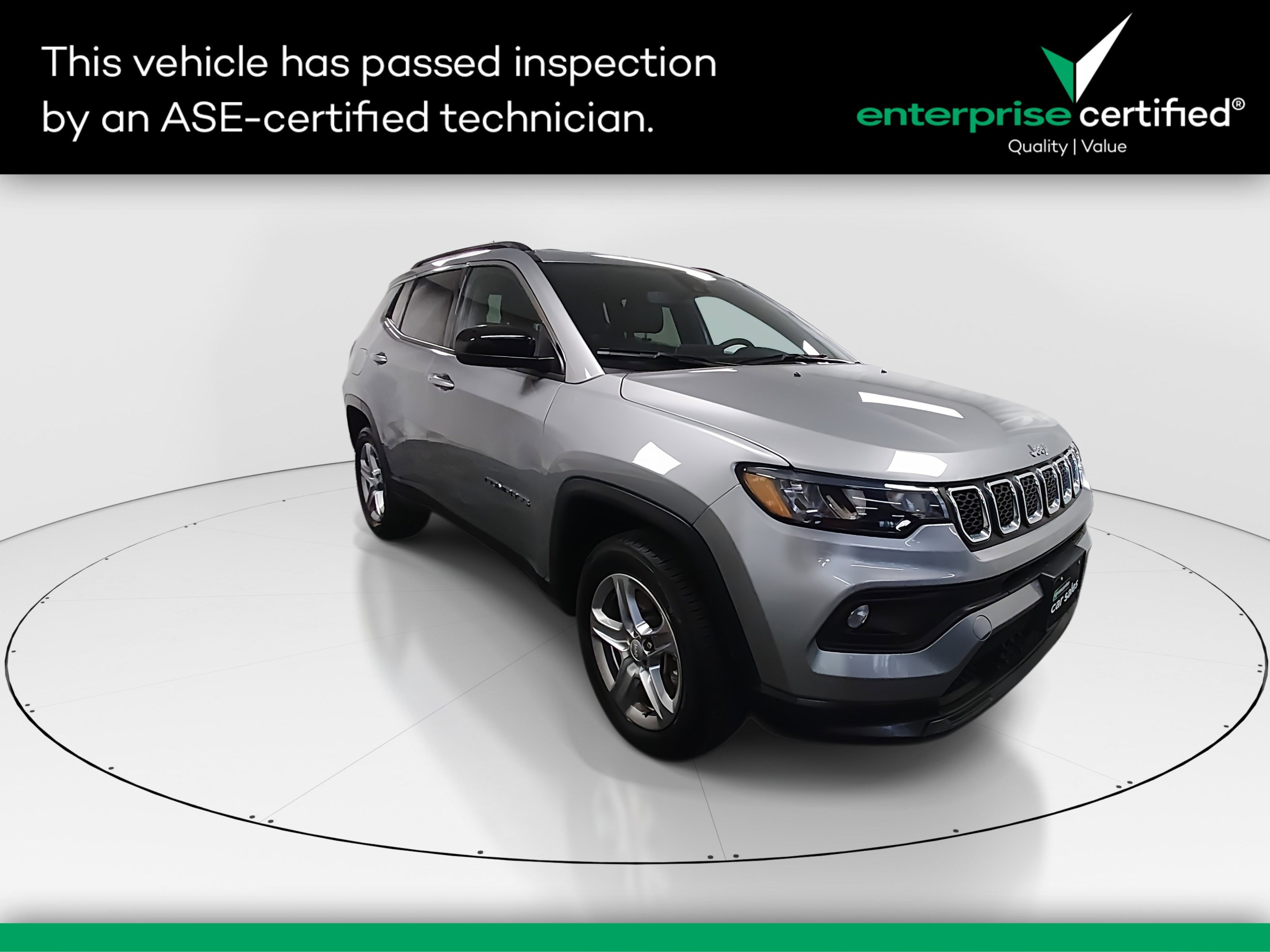 2024 Jeep Compass Latitude 4x4 — front three-quarter view