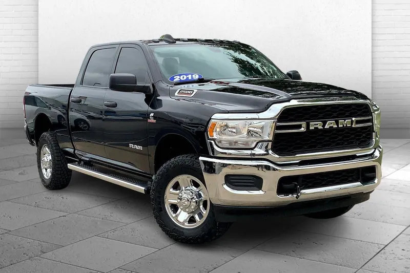 2019 RAM 2500 Tradesman Crew Cab 4x4 6'4' Box in Diamond Black Crystal Pearlcoat — front three-quarter view