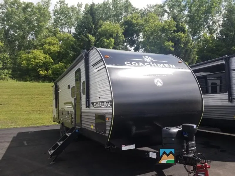 2027 Coachmen RV Catalina Legacy Edition 323BHDSCK — front three-quarter view