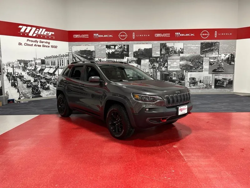 2020 Jeep Cherokee Trailhawk in Granite Crystal Metallic Clearcoat — front three-quarter view