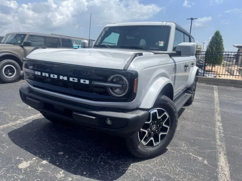 2026 Ford Bronco Outer Banks in Avalanche — front three-quarter view