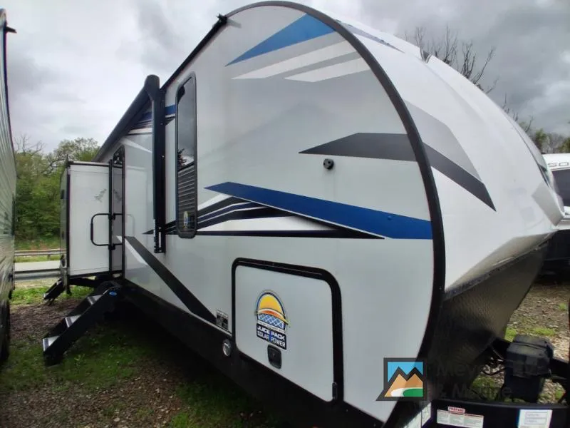 2022 Cherokee Alpha Wolf 32BHL — front three-quarter view