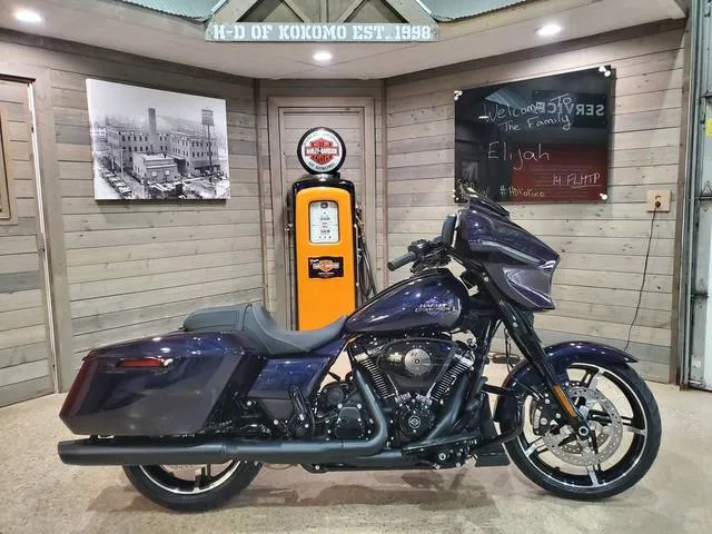 2025 Harley-Davidson® FLHX - Street Glide® — front three-quarter view
