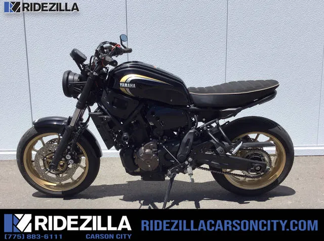 2025 Yamaha XSR700 — front three-quarter view