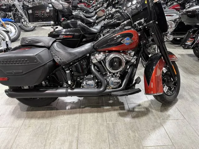 2025 Harley-Davidson® FLHC - Heritage Classic — front three-quarter view