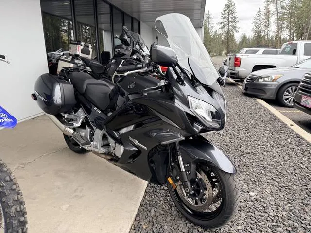 2015 Yamaha FJR1300ES — front three-quarter view