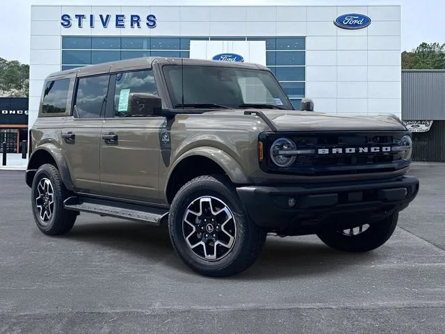 2026 Ford Bronco Outer Banks in Marsh Gray — front three-quarter view
