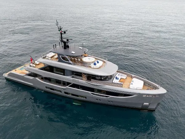 2024 Benetti 34M OASIS — front three-quarter view