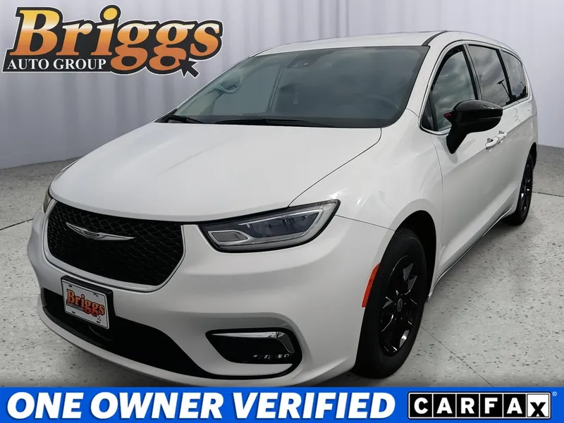 2023 Chrysler Pacifica Touring L in Bright White Clearcoat — front three-quarter view