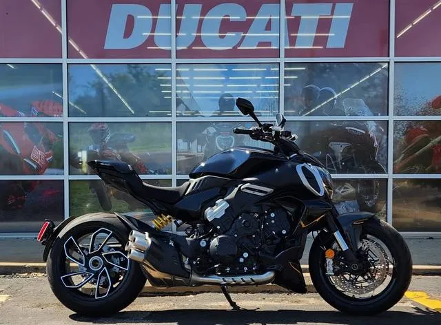 2024 Ducati Diavel V4 Black — front three-quarter view