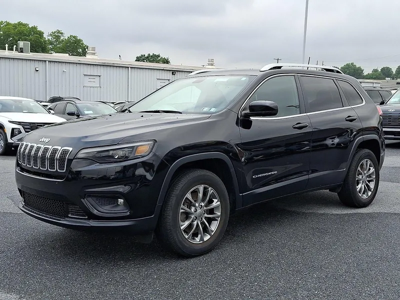 2019 Jeep Cherokee Latitude Plus in Diamond Black Crystal Pearlcoat — front three-quarter view