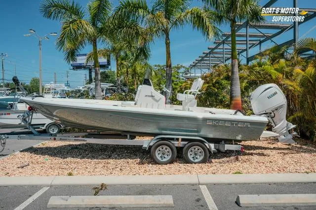 2026 Skeeter SX221 — front three-quarter view