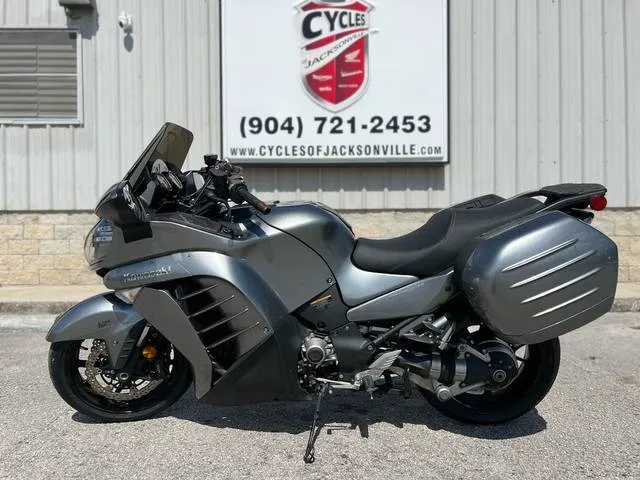 2016 Kawasaki Concours®14 ABS — front three-quarter view